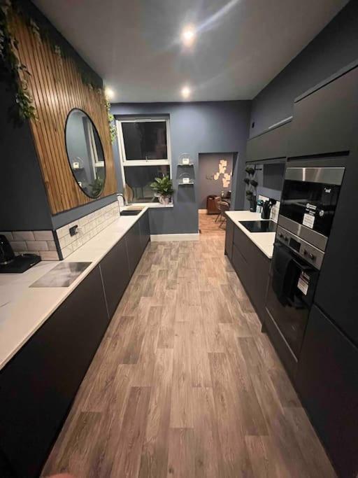 Modern 5 Bedroom Terraced Luxurious House كولوين باي المظهر الخارجي الصورة